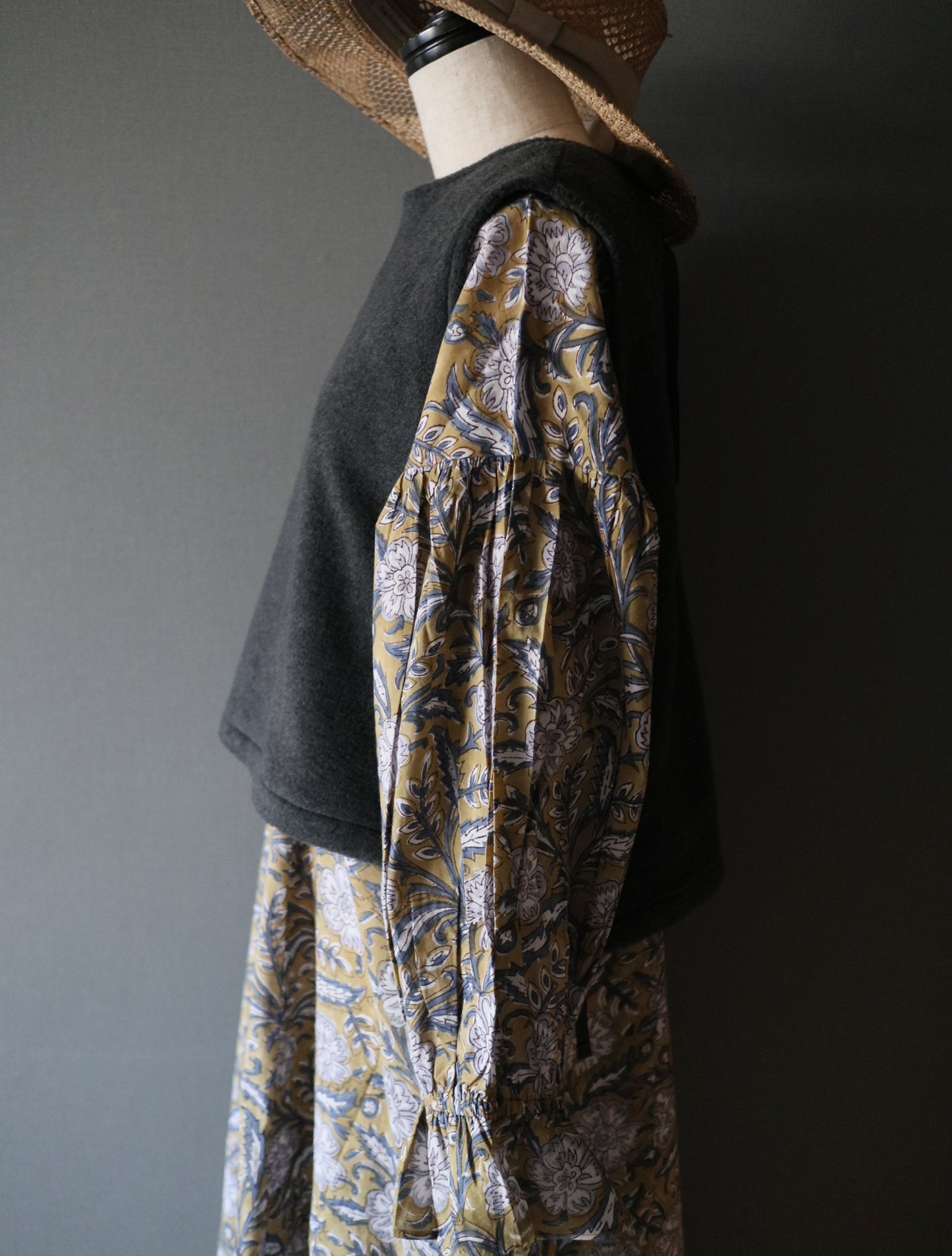 ふんわりあたたか side ribbon vest【charcoal】