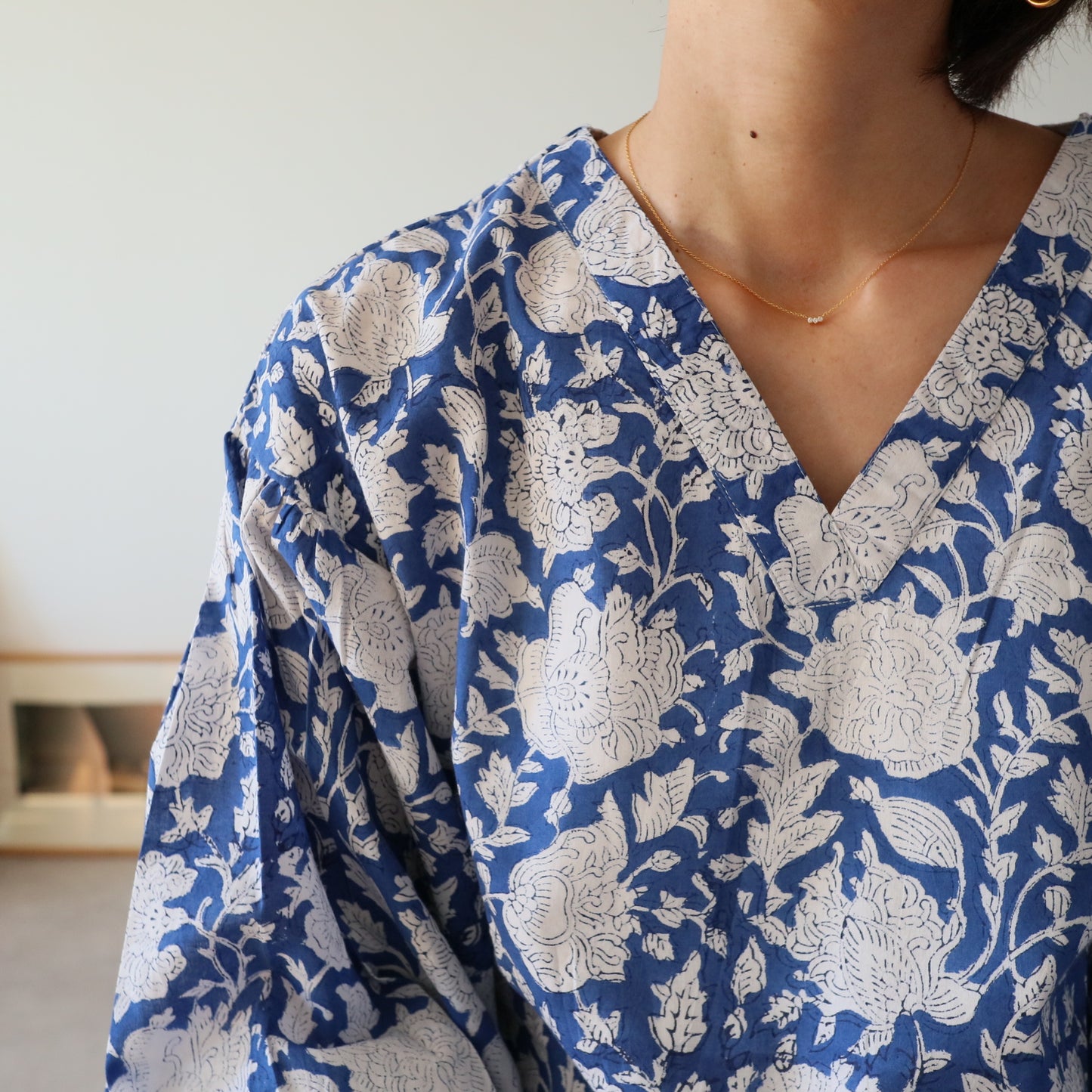 すっきりシルエットの裾揺れフレアワンピース【blue】