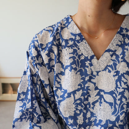 すっきりシルエットの裾揺れフレアワンピース【blue】