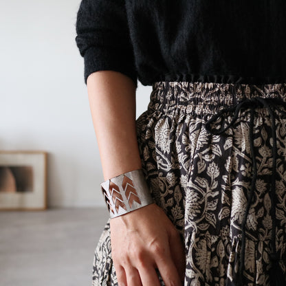 しなやかボリュームのティアードスカート -black-