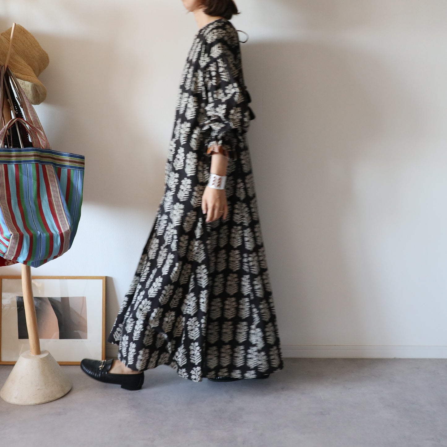 すっきりシルエットの裾揺れフレアワンピース【black】