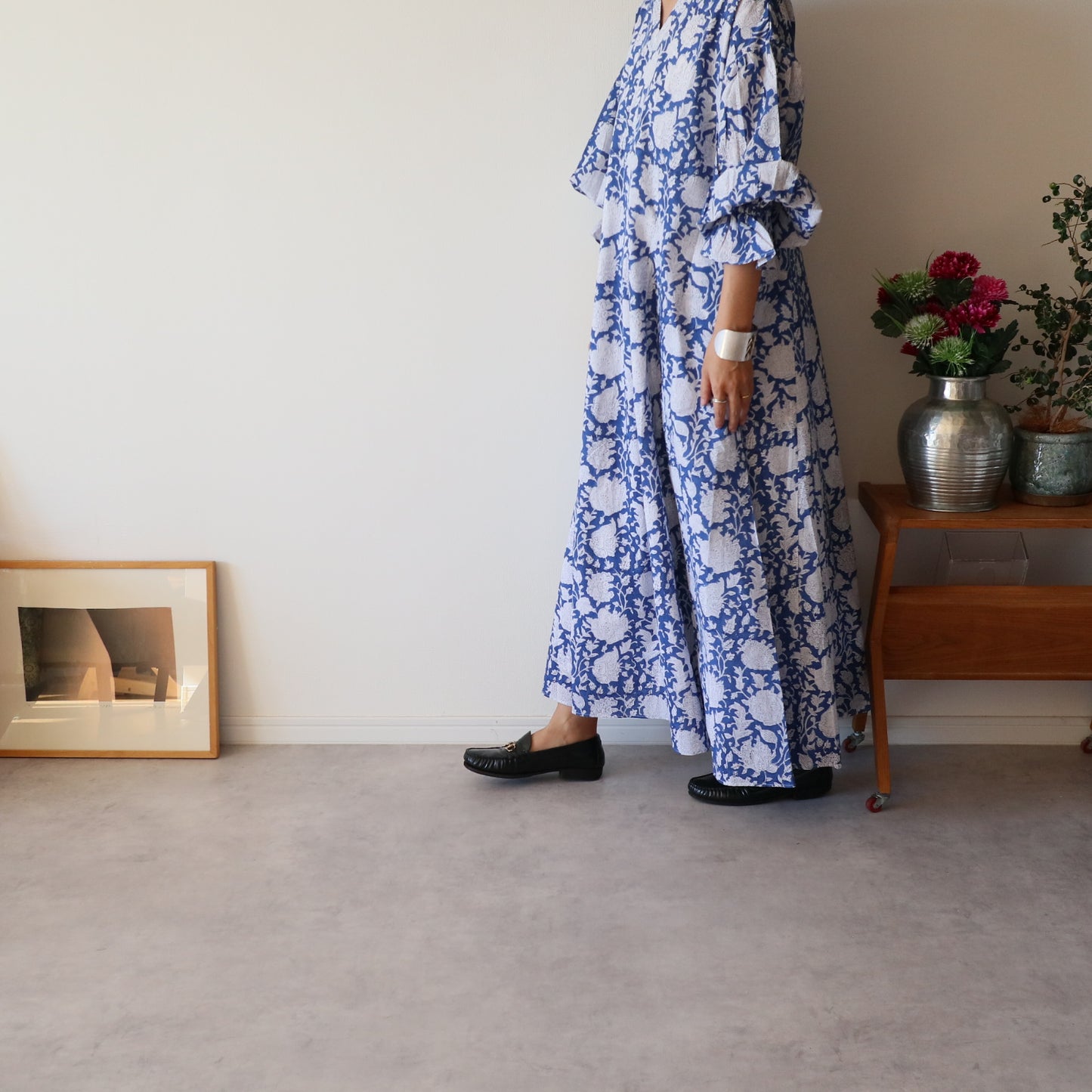 すっきりシルエットの裾揺れフレアワンピース【blue】