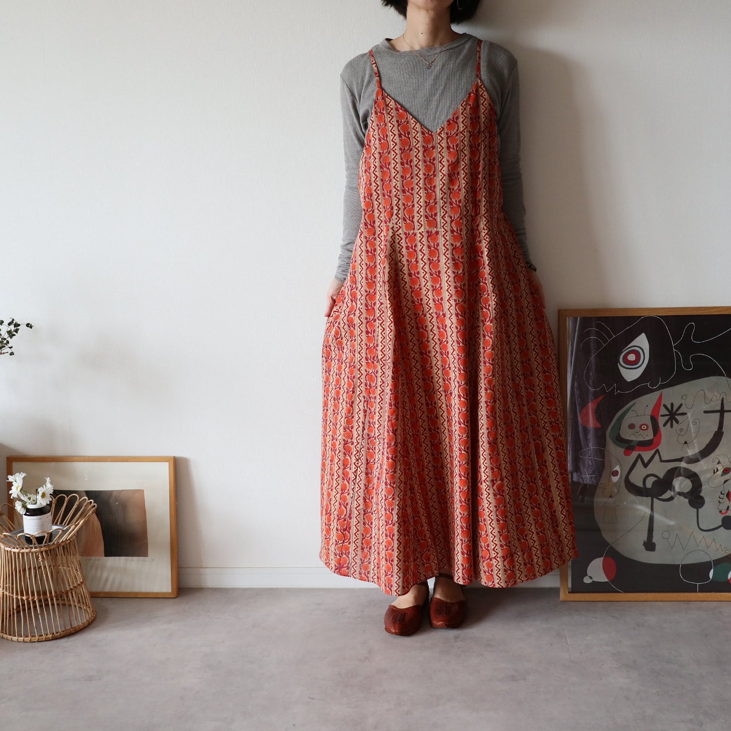 すっきりシルエットの裾ゆれフレアキャミワンピース【sun red】