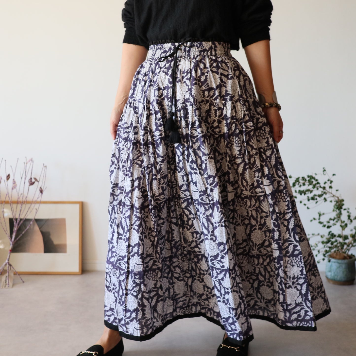 しなやかボリュームのティアードスカート -smoky navy-