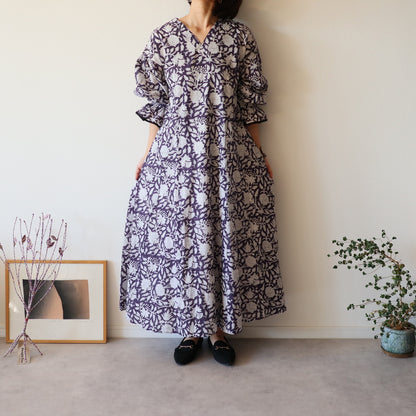 すっきりシルエットの裾揺れフレアワンピース 【smoky navy タッセルver.】
