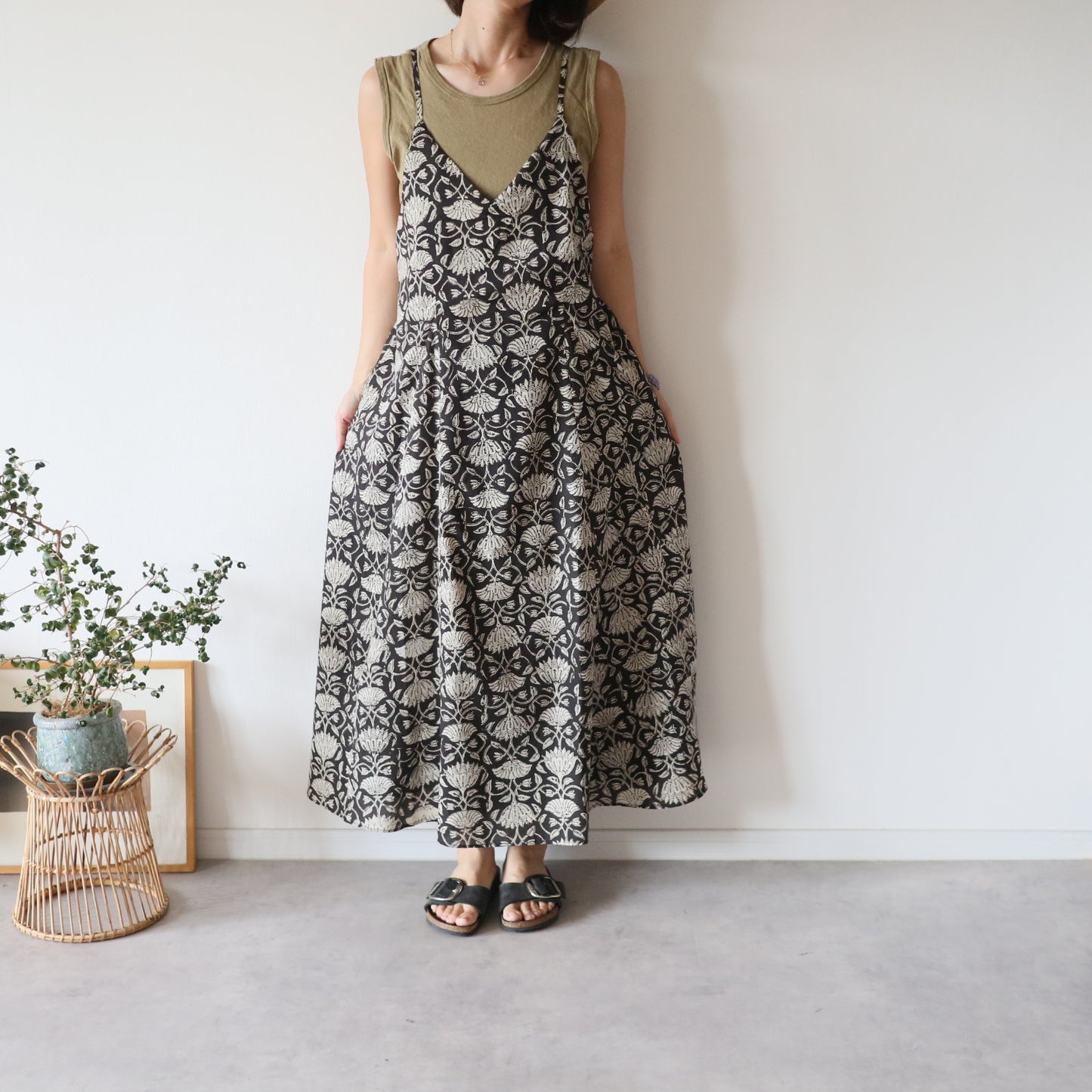 すっきりシルエットの裾ゆれフレアキャミワンピース【black】