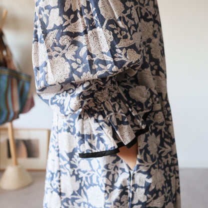 すっきりシルエットの裾揺れフレアワンピース【navy】