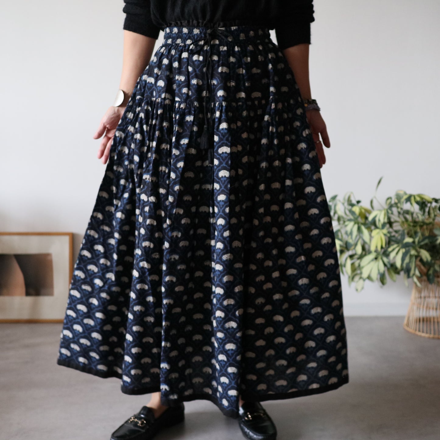 しなやかボリュームのティアードスカート -navy-