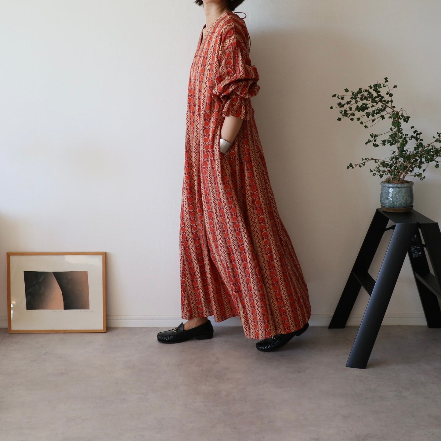 すっきりシルエットの裾揺れフレアワンピース 【red】