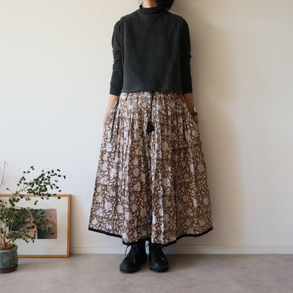しなやかボリュームのティアードスカート -smoky brown-