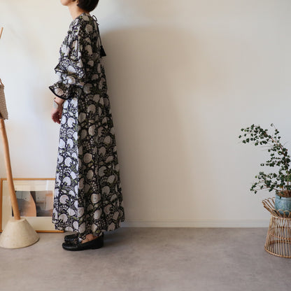 すっきりシルエットの裾揺れフレアワンピース【navy white】
