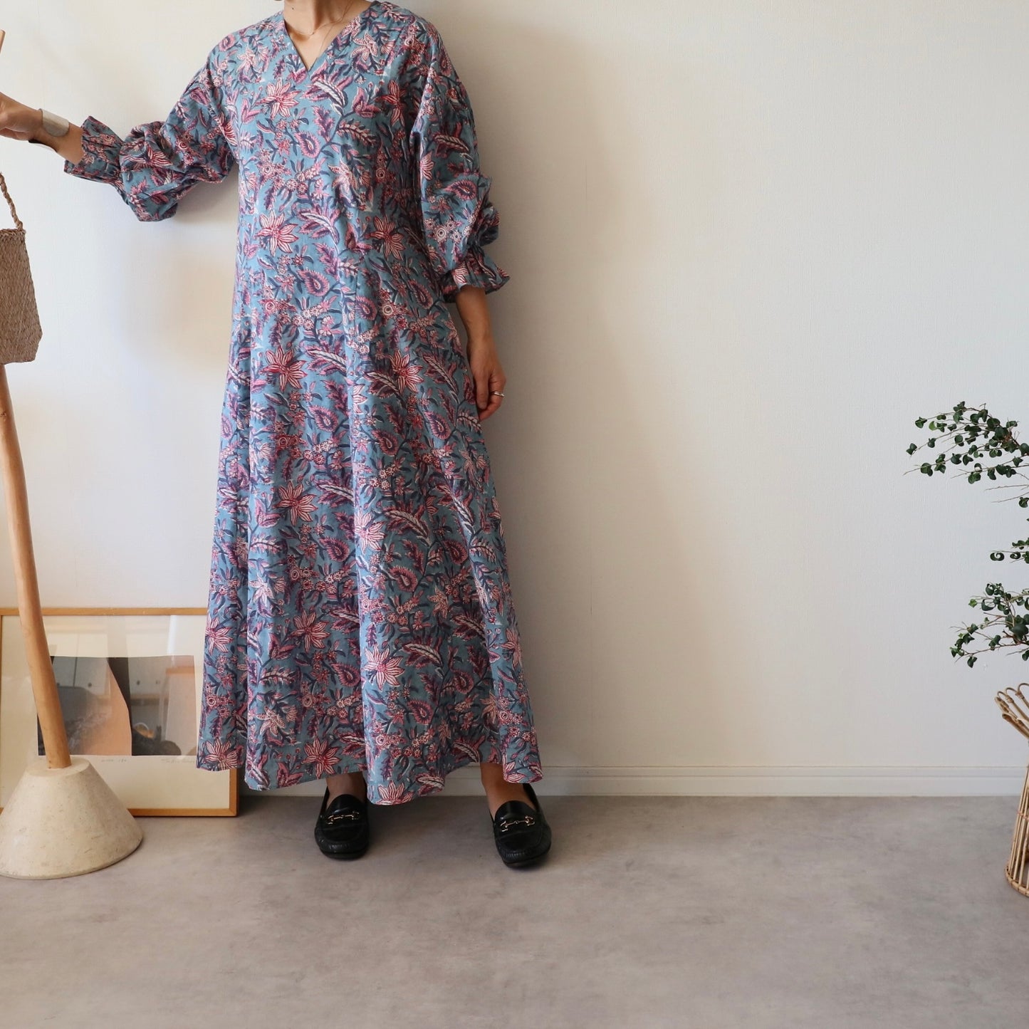 すっきりシルエットの裾揺れフレアワンピース【kusumi blue】