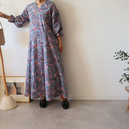 すっきりシルエットの裾揺れフレアワンピース【kusumi blue】