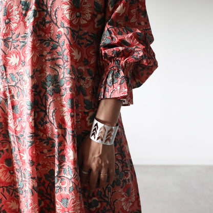 《new》すっきりシルエットの裾揺れフレアワンピース【pale red】