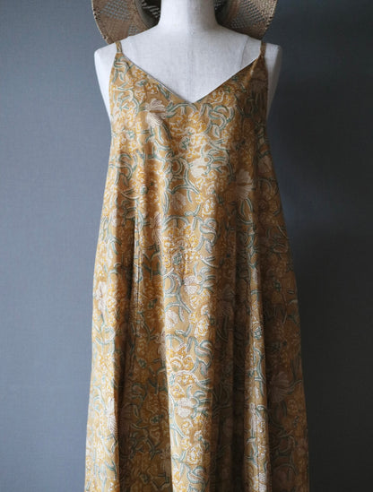 《即納》すっきりシルエットの裾ゆれフレアキャミワンピース【light brown】