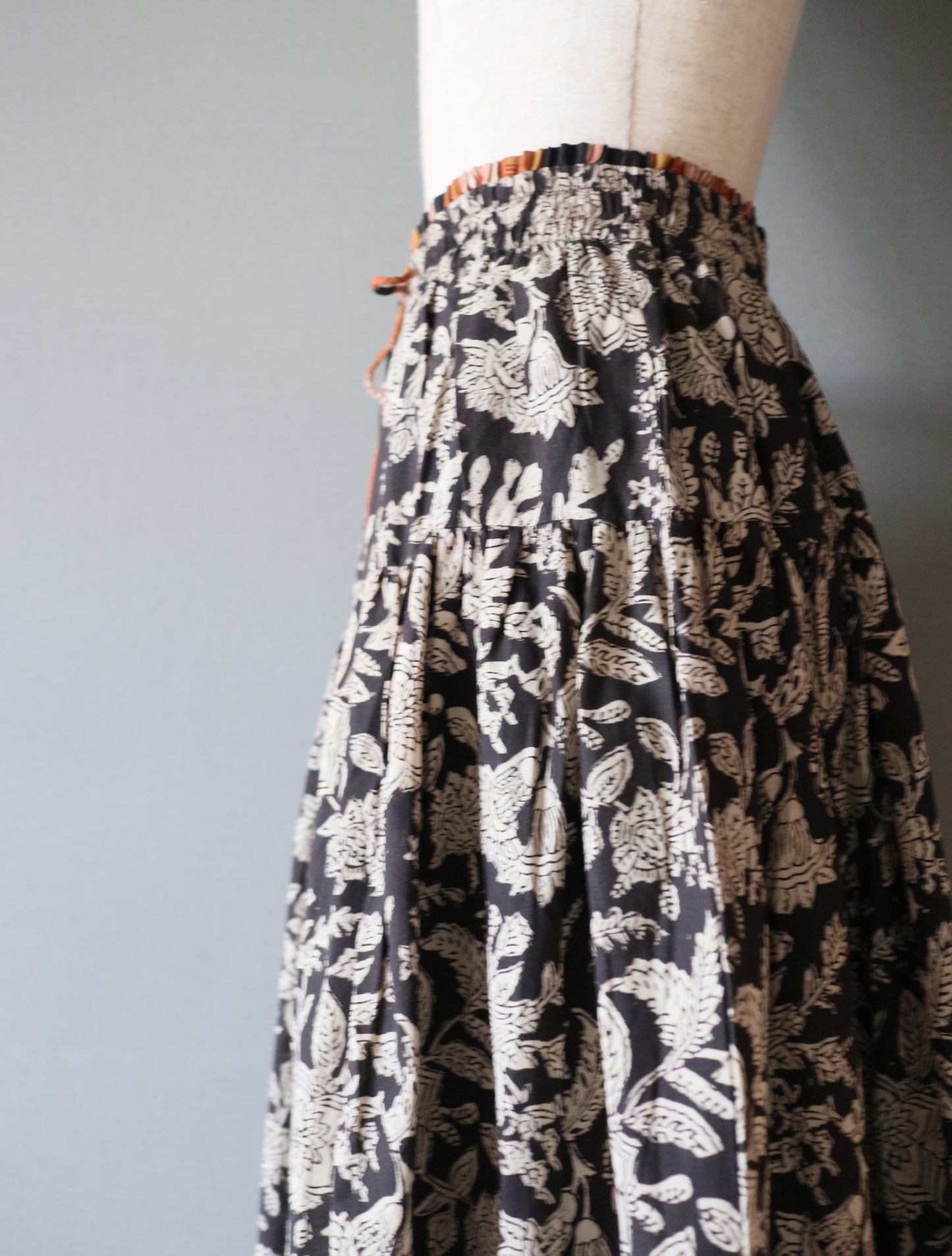 しなやかボリュームのティアードスカート -black＆brown stripe-