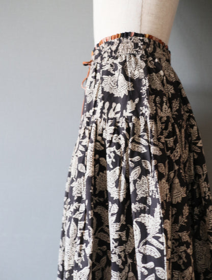 しなやかボリュームのティアードスカート -black＆brown stripe-