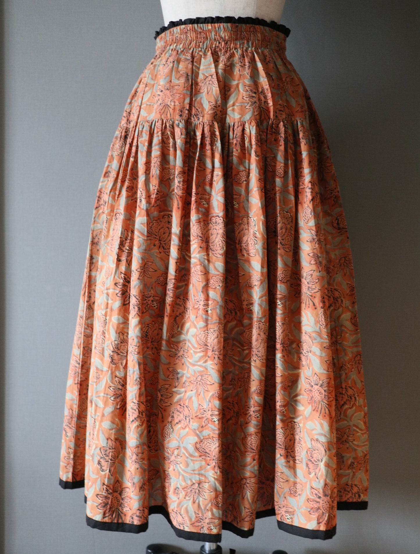 しなやかボリュームのティアードスカート -kusumi orange-
