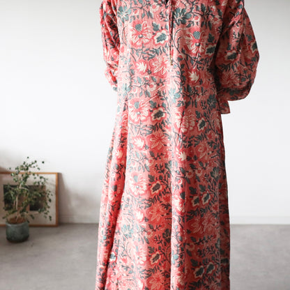 《new》すっきりシルエットの裾揺れフレアワンピース【pale red】