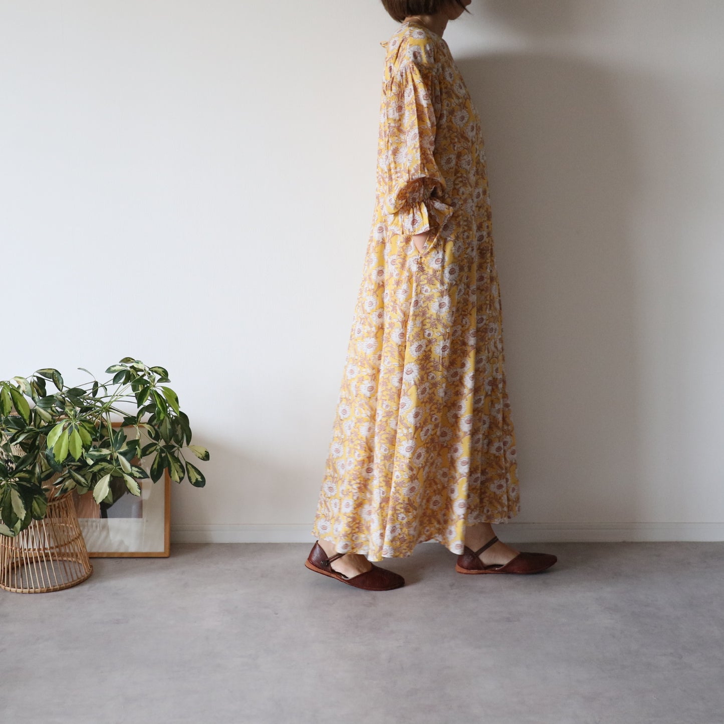 すっきりシルエットの裾揺れフレアワンピース【yellow】