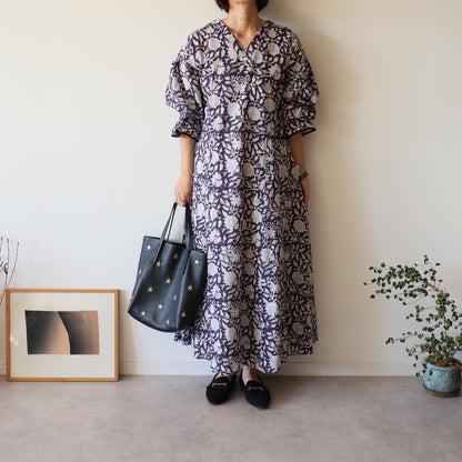 すっきりシルエットの裾揺れフレアワンピース 【smoky navy タッセルver.】