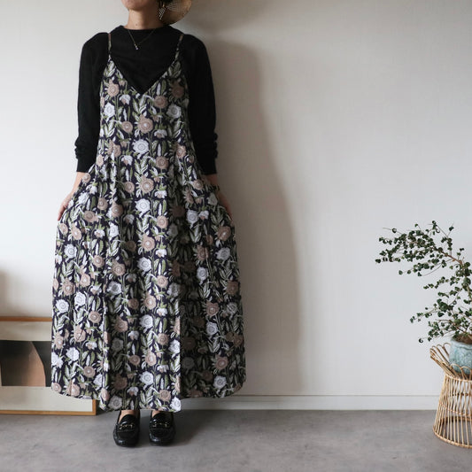 【即納】すっきりシルエットの裾ゆれフレアキャミワンピース【navy flower】