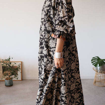 すっきりシルエットの裾揺れフレアワンピース【black】