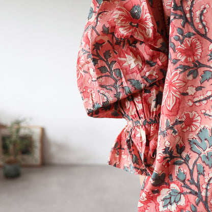 《new》すっきりシルエットの裾揺れフレアワンピース【pale red】