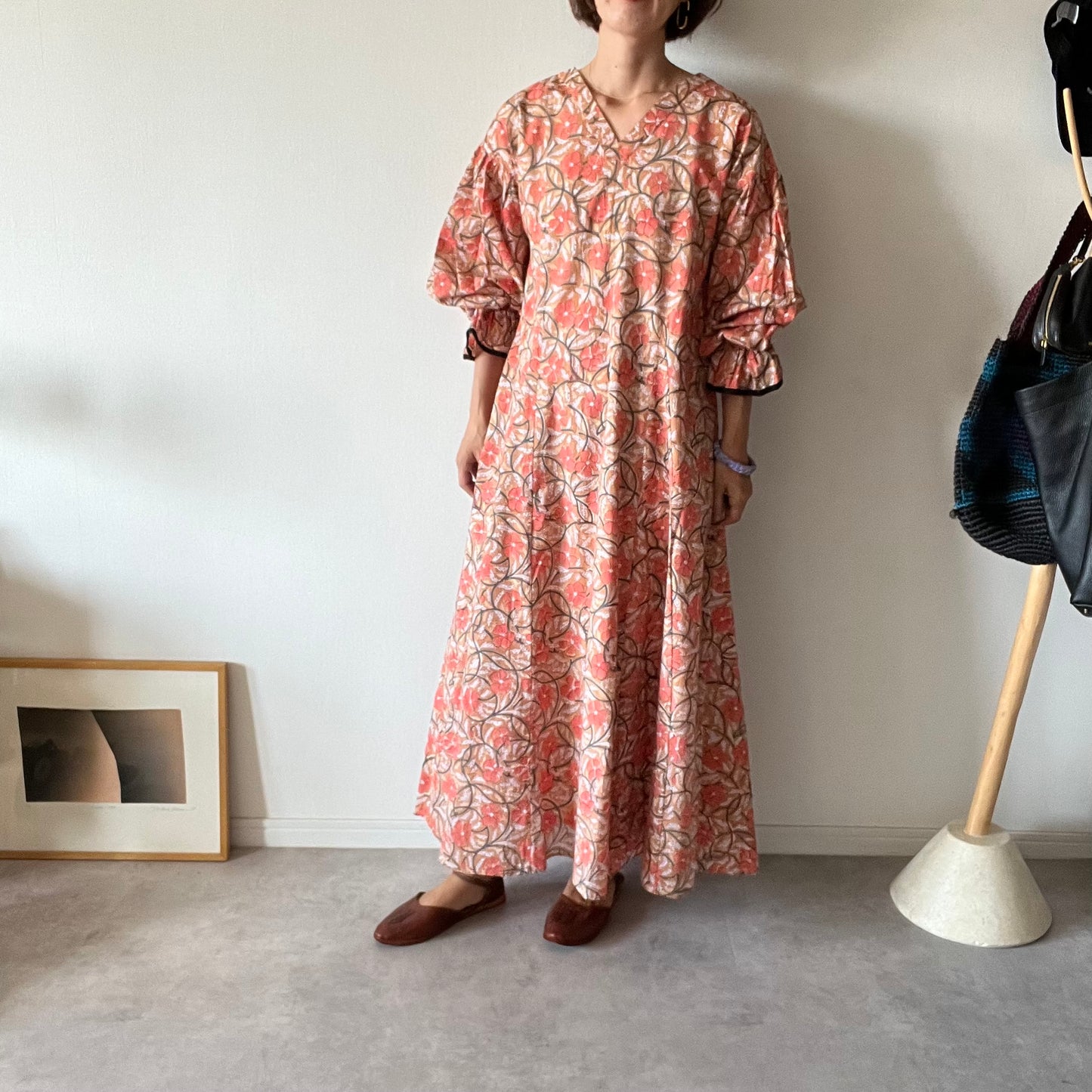 《受注》すっきりシルエットの裾揺れフレアワンピース【brown flower】