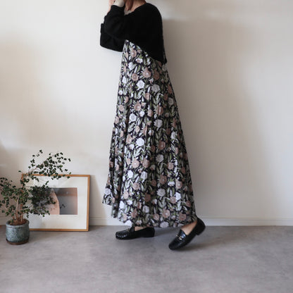 《即納》すっきりシルエットの裾ゆれフレアキャミワンピース【navy flower】