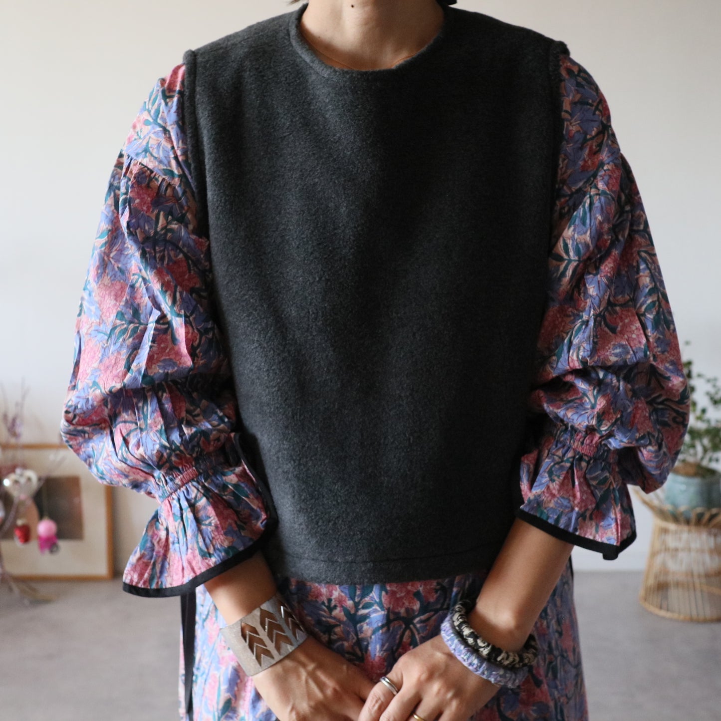 ふんわりあたたか side ribbon vest【charcoal】