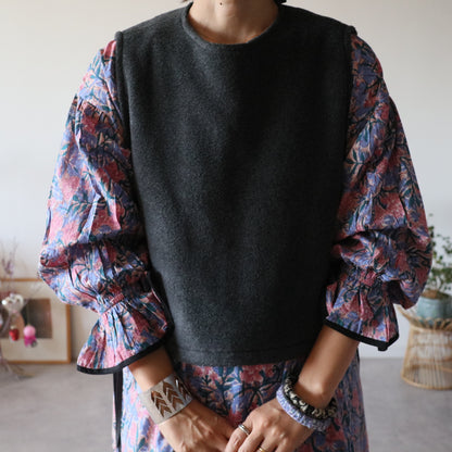 ふんわりあたたか side ribbon vest【charcoal】