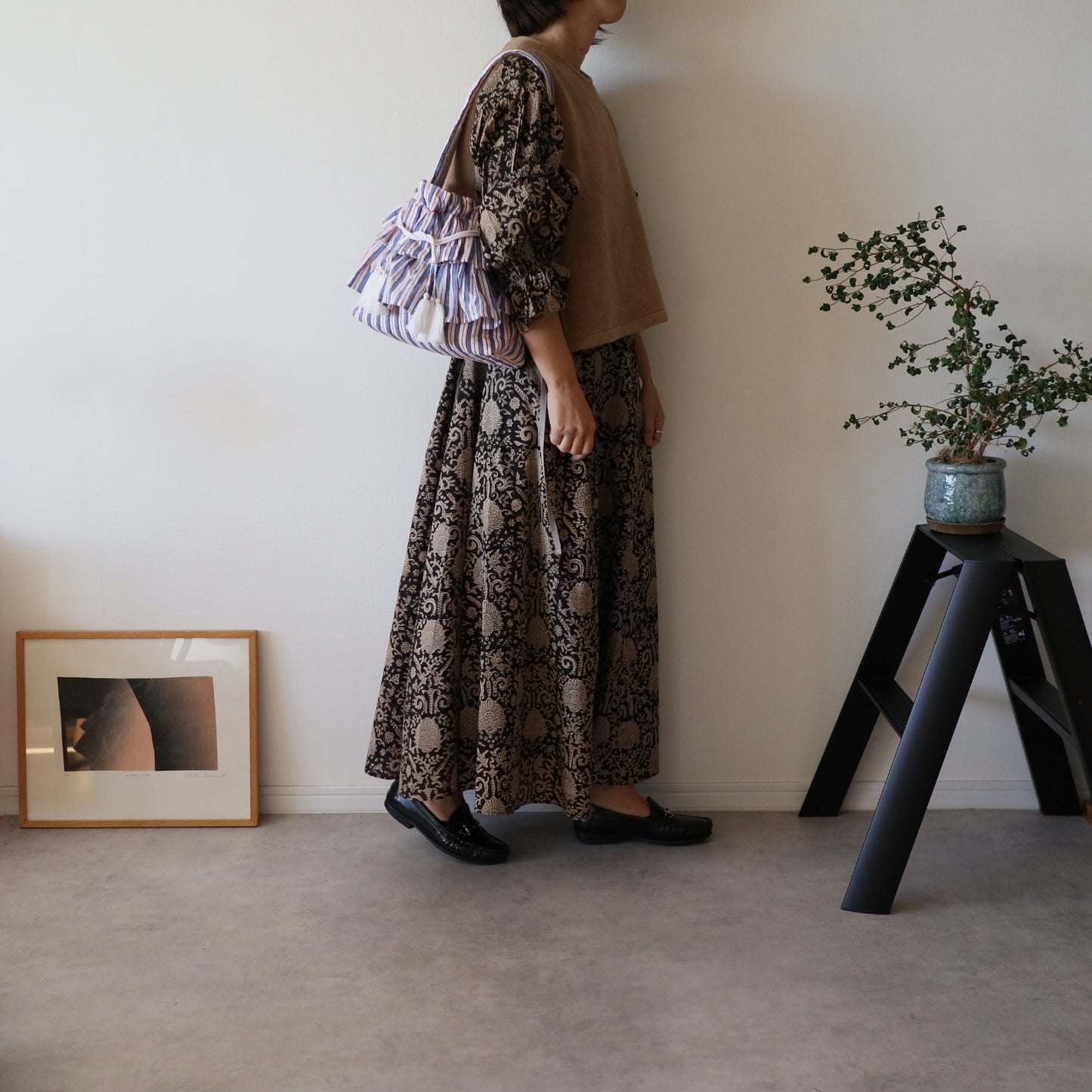 すっきりシルエットの裾揺れフレアワンピース 【black bell】