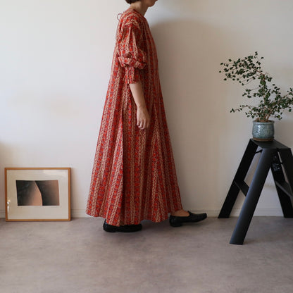 すっきりシルエットの裾揺れフレアワンピース 【red】