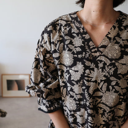 すっきりシルエットの裾揺れフレアワンピース 【black tassel】