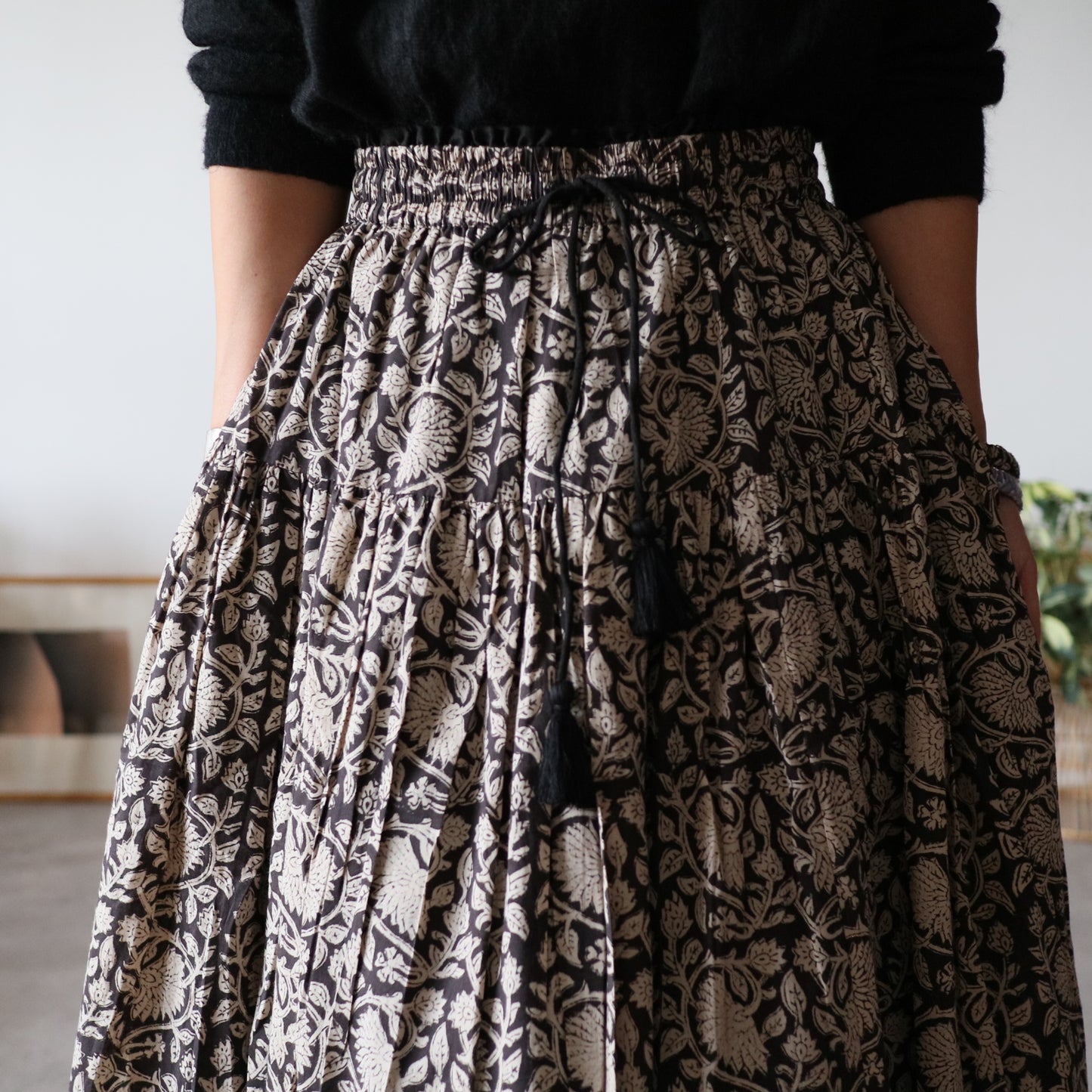 しなやかボリュームのティアードスカート -black-