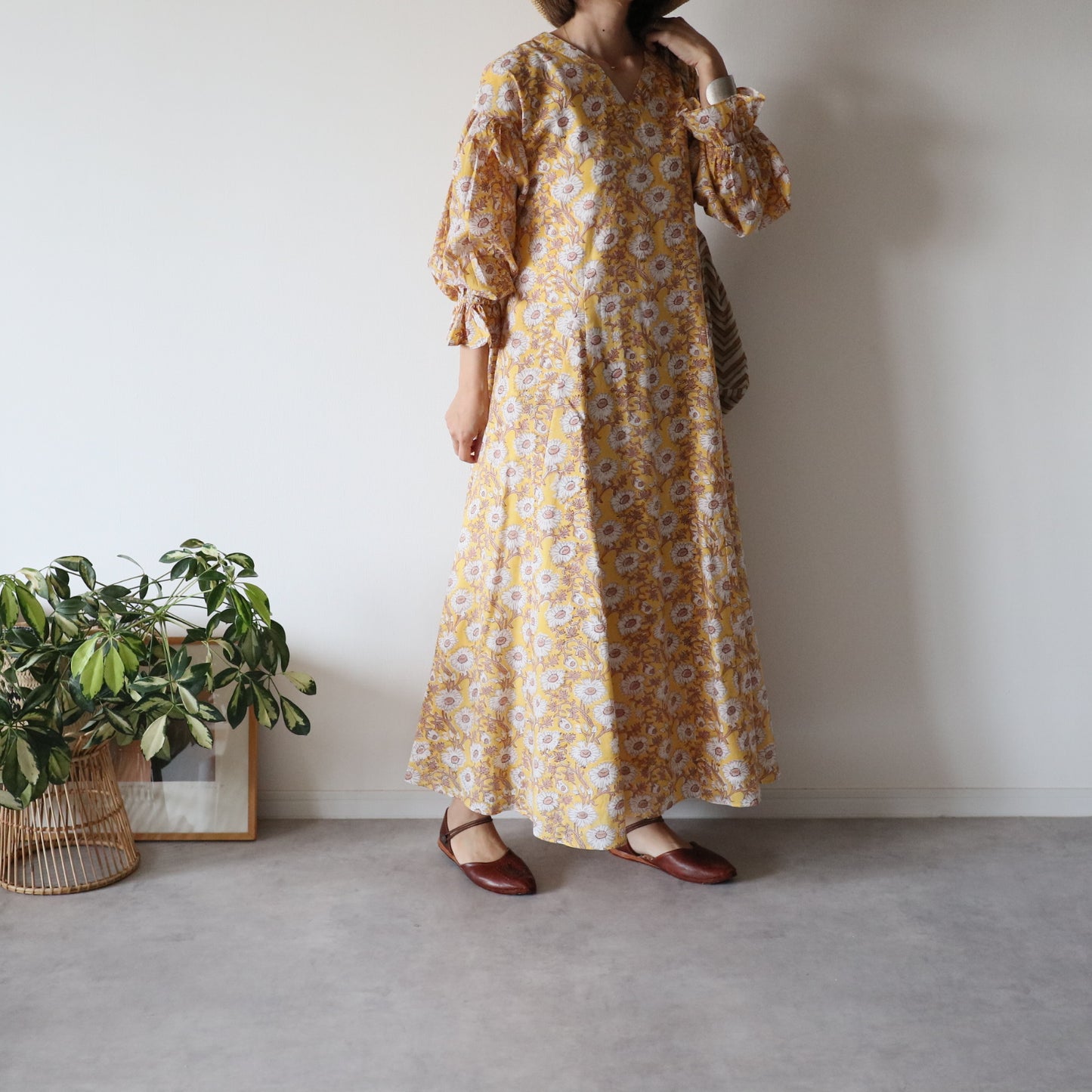 すっきりシルエットの裾揺れフレアワンピース【yellow】