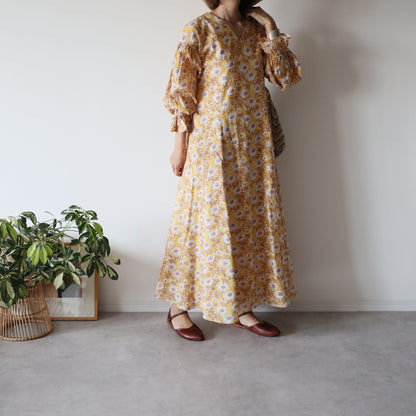 すっきりシルエットの裾揺れフレアワンピース【yellow】