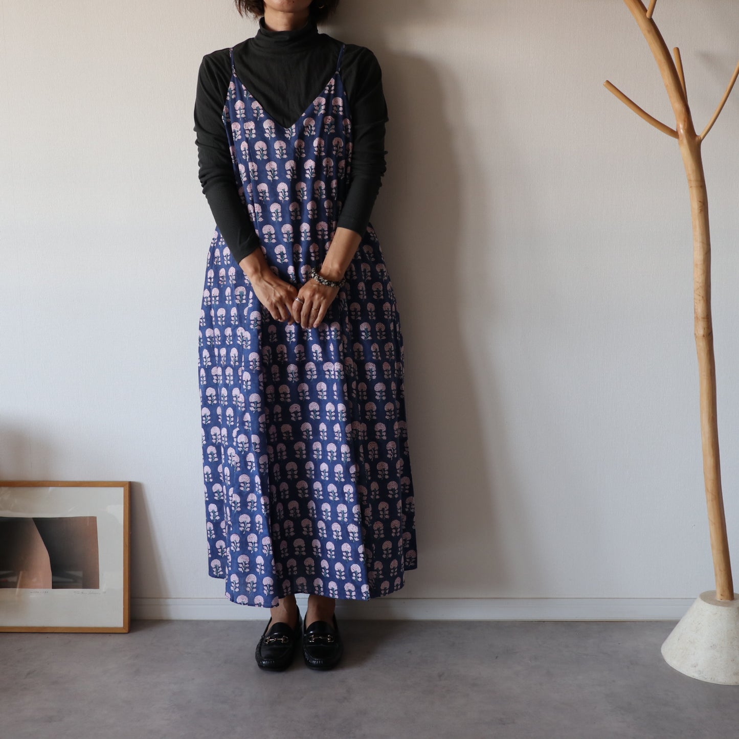 すっきりシルエットの裾ゆれフレアキャミワンピース【blue】ゴム無し