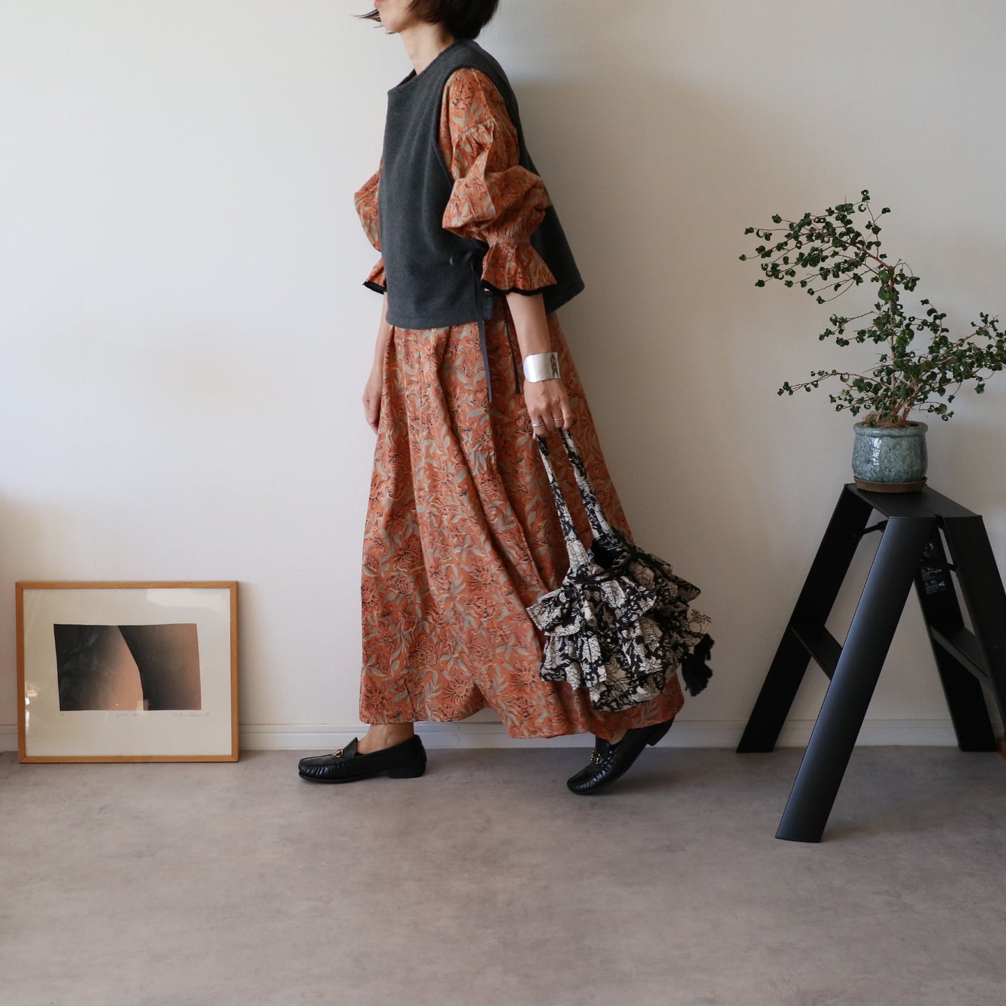 すっきりシルエットの裾揺れフレアワンピース 【kusumi orange】