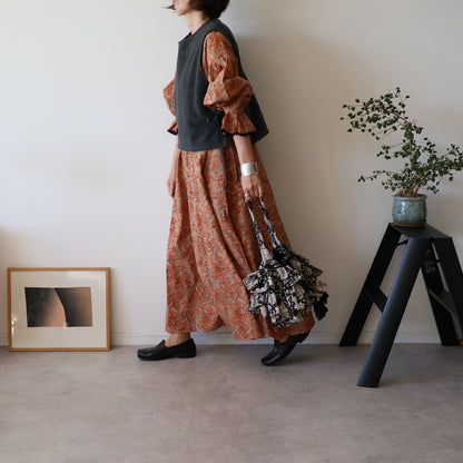 すっきりシルエットの裾揺れフレアワンピース 【kusumi orange】