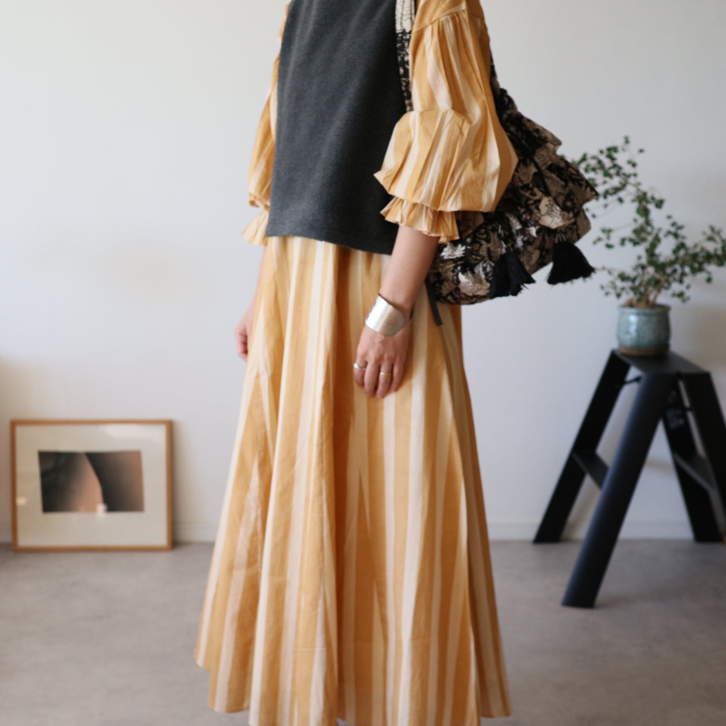 すっきりシルエットの裾揺れフレアワンピース 【mustard stripe】