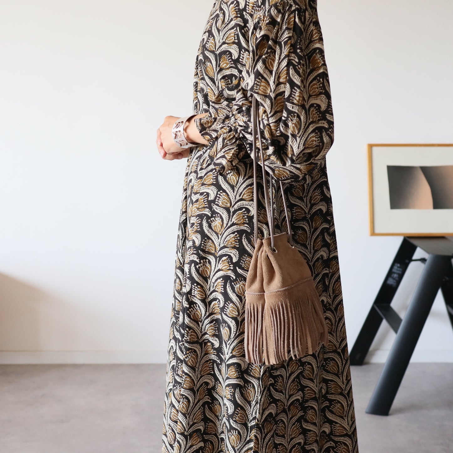 すっきりシルエットの裾揺れフレアワンピース【black＆brown】