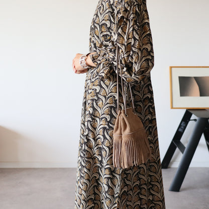 すっきりシルエットの裾揺れフレアワンピース【black＆brown】