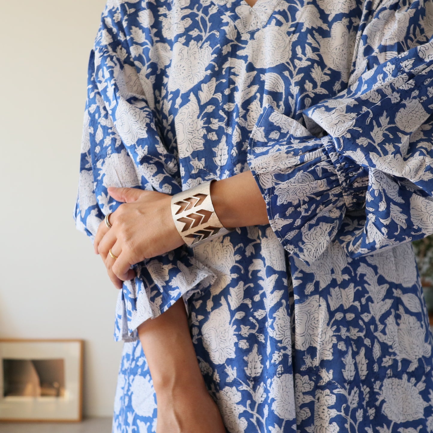 すっきりシルエットの裾揺れフレアワンピース【blue】