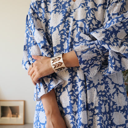 すっきりシルエットの裾揺れフレアワンピース【blue】