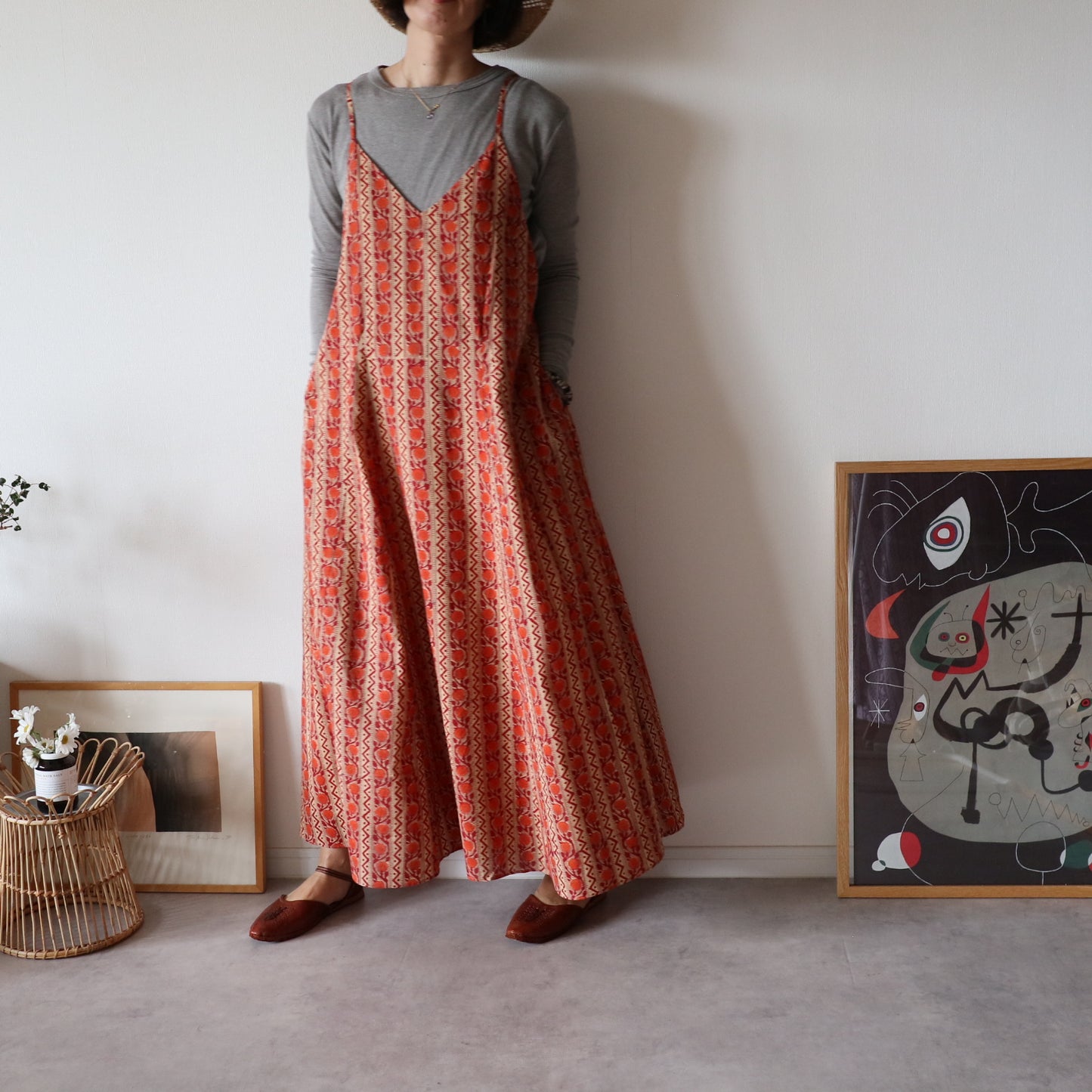 すっきりシルエットの裾ゆれフレアキャミワンピース【sun red】