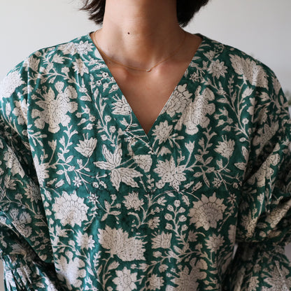 すっきりシルエットの裾揺れフレアワンピース 【green × white flower】