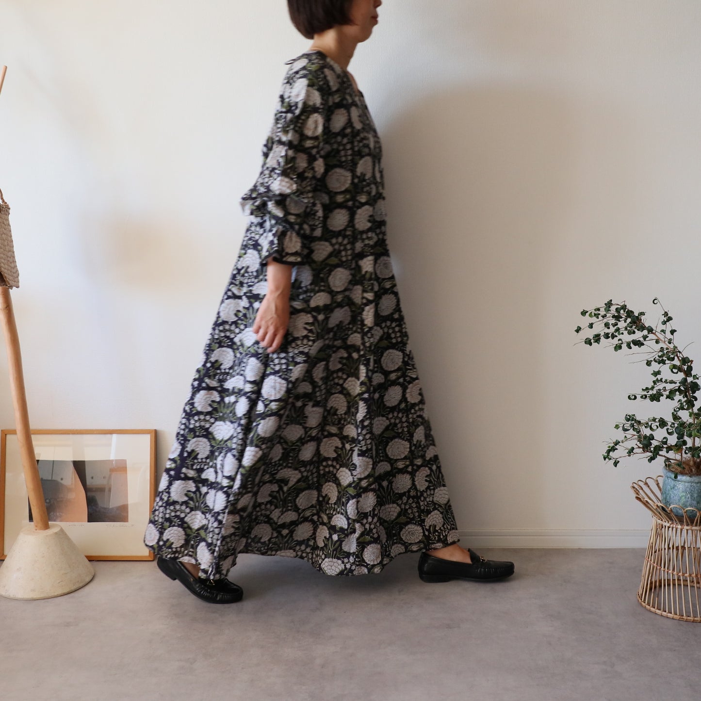 すっきりシルエットの裾揺れフレアワンピース【navy white】