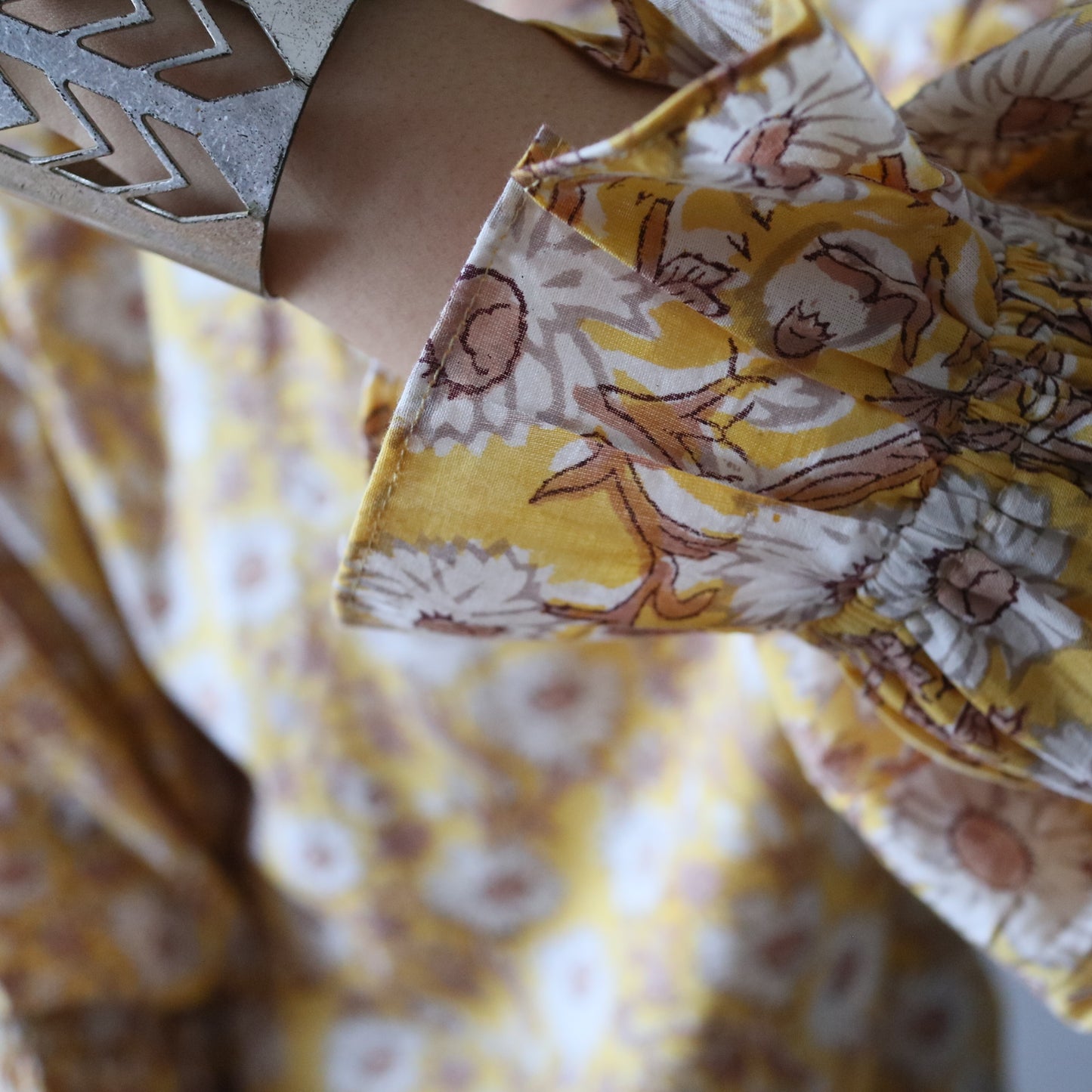 すっきりシルエットの裾揺れフレアワンピース【yellow】
